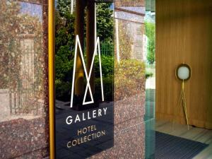 ein Schild für ein Hotel an der Tür eines Gebäudes in der Unterkunft Maison Sofia - MGallery in Sofia