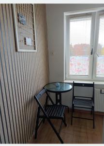 a room with a table and two chairs and a window at Centrum 3 łóżka Roosevelta 47 in Piła +2 photos
