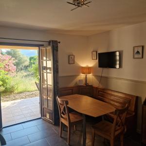 a dining room with a table and a television at I Mucchi in Galeria