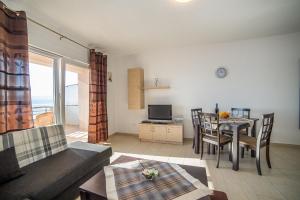 Televízia a/alebo spoločenská miestnosť v ubytovaní Apartments Kati