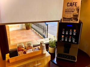 Eine Kaffeemaschine steht auf einem Tisch in der Unterkunft Hotel Tharsis in Cazorla