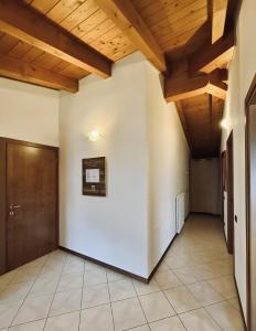 an empty hallway with wooden ceilings and a door at Mansarda Spadone in Musso