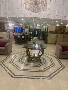a lobby with a table in the middle of a room at رولانا للشقق المخدومة Rolana Serviced Apartments in Jeddah