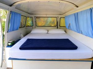 a bed in the back of a camper van at Kombi Hostel Camping in Vale do Capao