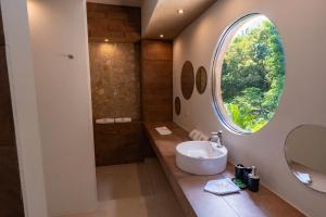 łazienka z umywalką i okrągłym oknem w obiekcie Cuatro Lunas Hotel Boutique w mieście Palenque +74 zdjęcia