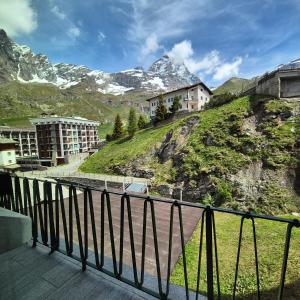 a balcony with a view of a mountain at M4478 Mollino Rooms in Breuil-Cervinia