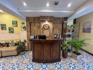 a waiting room with a counter with a clock on the wall at Ronda Hotel Boutique by Chat Noir in Cuenca