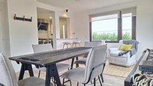 a dining room table and chairs in a room at Jardin de Estepa Il in Dina Huapi