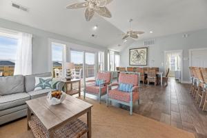 a living room with a couch and a table at Little Cayman in Salvo