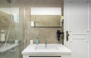 a bathroom with a white sink and a shower at Quarto com casa de banho privativo in Amadora