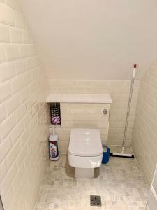 a bathroom with a toilet in a small room at Pudswell Studio in Burford