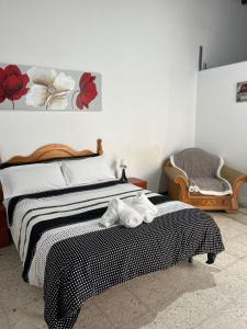 a bedroom with a bed with towels on it at Casa Vega-Marrero in Arucas
