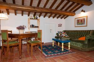 a living room with a couch and a table at Residenza I Due Mondi in Spoleto