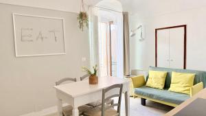 a living room with a table and a couch at Nel Borgo di San Francesco - Ospitalità Diffusa - Relax tra Roccaraso e Costa dei Trabocchi in Villa Santa Maria
