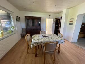 ein Esszimmer mit einem Tisch und einigen Stühlen in der Unterkunft Kleegarten in Eppelborn + 4 Fotos