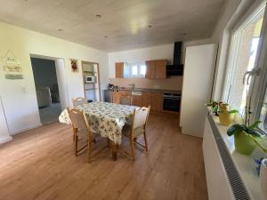 eine Küche mit Tisch und Stühlen in einem Zimmer in der Unterkunft Kleegarten in Eppelborn