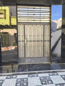 a reflection of a door in a window at Appartement nador G in Nador