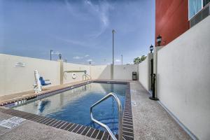 a swimming pool on the side of a building at Motel 6-Weslaco, TX in Weslaco