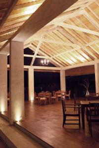 Reštaurácia alebo iné gastronomické zariadenie v ubytovaní Hotel Cloud 9 Negombo