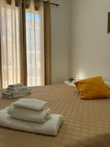 a bedroom with a bed with towels on it at Sicilia Bedda Holiday Home in Cinisi