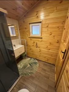 a small bathroom with a shower and a sink at Hygge in Brenno