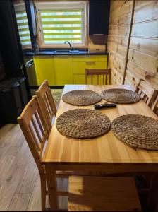 a wooden table with four plates on top of it at Hygge in Brenno