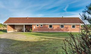 a red brick house with a large yard at VE087-Vejers-Strand-Jafdalvej-41 in Vejers Strand