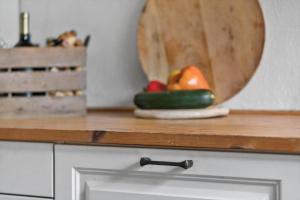 a counter with a bowl of fruit on a counter top at 80320-Ulfborg-Reberbanen-4 in Ulfborg +16 photos