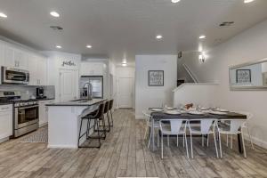 a kitchen with a table and chairs in a kitchen at Long Stays Welcome! Pet Friendly & Heated Pool in Washington