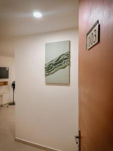 a wall in a room with a painting on it at CityZen Apartahotel in Florencia