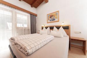 a bedroom with a large bed and a window at Appartement Gehörde-Sölden inklusive Summercard in Sölden