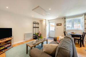 a living room with a couch and a table at 1 Bed in Wadhurst oc-79495 in Ticehurst