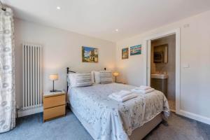 a bedroom with a bed with two towels on it at 1 Bed in Wadhurst oc-79495 in Ticehurst