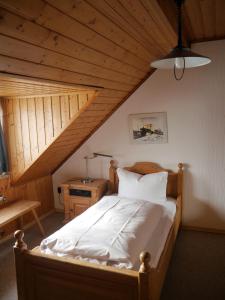 um quarto com uma cama grande num sótão em Hotel-Gasthof-Destille-Eisenbahn em Mosbach