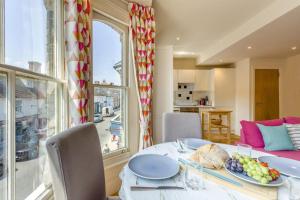 a dining room with a table with a plate of food at 1 Bed in Southwold oc-bate in Southwold