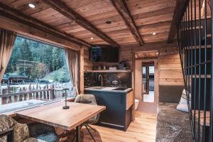 a kitchen and dining room of a log cabin at BergNest in Huben