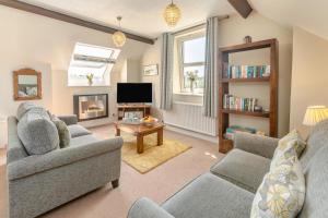 a living room with two couches and a fireplace at 2 Bed in Appledore oc-gable in Appledore