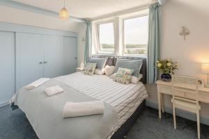 a bedroom with a large bed and a window at 2 Bed in Appledore oc-gable in Appledore