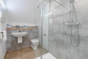 a bathroom with a shower and a toilet and a sink at 2 Bed in Appledore oc-gable in Appledore +16 photos