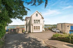 a white house with a car parked in a parking lot at 2 Bed in Appledore oc-gable in Appledore