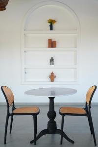 a table and two chairs in a room at Pousada Vila Pequi in Barreirinhas