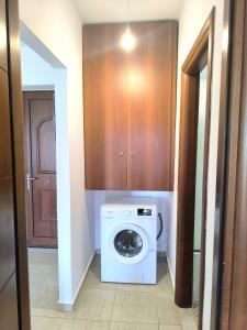 a washer and dryer in a small room at Tranquil central apartment in Ampavris