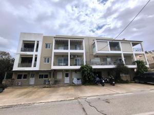 a building with a motorcycle parked in front of it at Tranquil central apartment in Ampavris