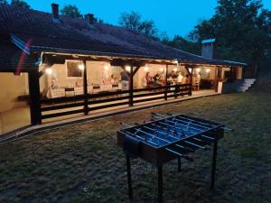 a bar with a grill in front of a building at Misirland in Malo Laole