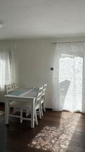 a table and chairs in a room with a window at Haus am Waldrand in Göttschach