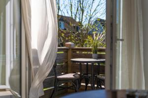 a balcony with a table and chairs and a window at Ferienwohnung Nordseeheimat Pellworm in Pellworm