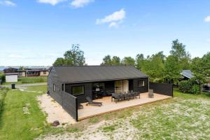 a black modular house with a deck at OH591-Storvorde-Pilekrogen-15 in Skelby