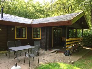 a small cabin with a table and chairs on a patio at Kleine Auszeit am Twistesee in Bad Arolsen
