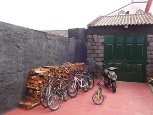 um grupo de bicicletas estacionadas em frente a um edifício em Vila Laura na Ribeira Grande