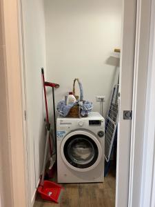 a washer and dryer in a small room at Casa di Piera in Poggibonsi